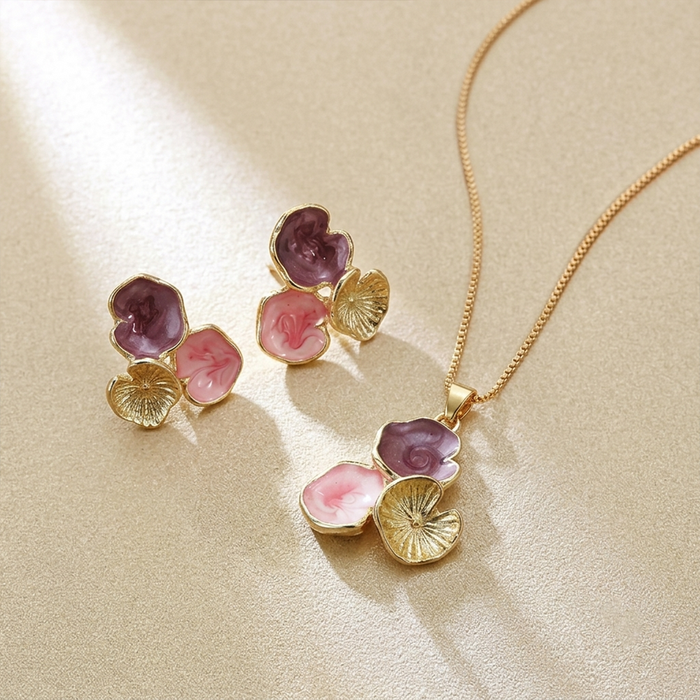 The Lily Pad Botanical Pendant Set